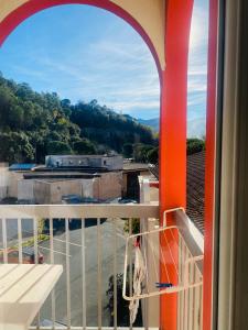 einen offenen Balkon mit Blick auf ein Gebäude in der Unterkunft Appartement in Lamalou-les-Bains