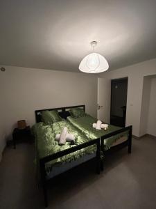 Ένα ή περισσότερα κρεβάτια σε δωμάτιο στο Villa Rose Pool Sea View Super Cannes