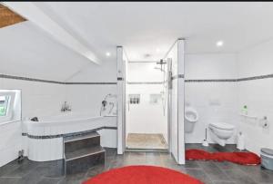 Ένα μπάνιο στο Loftartiges Wohnen mit 4 separaten Schlafbereichen +37 φωτογραφίες