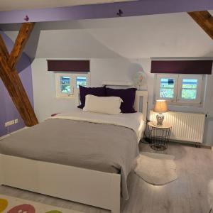 Ένα ή περισσότερα κρεβάτια σε δωμάτιο στο Loftartiges Wohnen mit 4 separaten Schlafbereichen