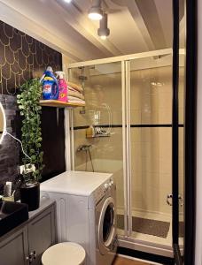 y baño con ducha y lavadora. en Élégant appartement Mer & Golf, en Ciboure