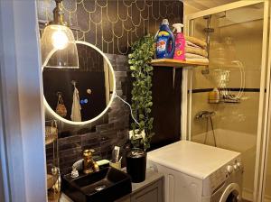 una cocina con fregadero y lavadora en Élégant appartement Mer & Golf, en Ciboure 14 fotos más