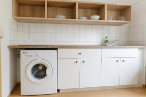 メルゼブルクにあるMonteurwohnung Merseburgの白いキッチン(洗濯機付)