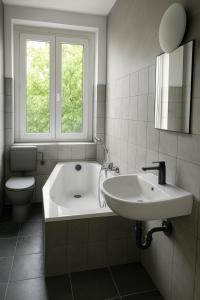 メルゼブルクにあるMonteurwohnung Merseburgの浴槽、洗面台、トイレを備えたバスルーム