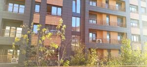 ein Gebäude mit Balkonen an der Seite in der Unterkunft Royal 2 Hostel Opposite NALU BAR in Tirana