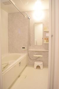 Un baño con bañera, inodoro y lavabo. en 福の荘 空港3号棟, en Wada 64 fotos más