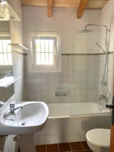 un bagno con lavandino, vasca e WC di Can Petrel a Pollença