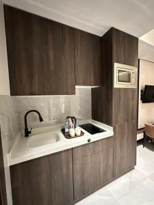Η κουζίνα ή μικρή κουζίνα στο Jawel Crown Hotel Apartments- تاج الجوهرة للشقق الفندقية