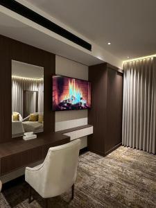 Μια τηλεόραση ή/και κέντρο ψυχαγωγίας στο Jawel Crown Hotel Apartments- تاج الجوهرة للشقق الفندقية