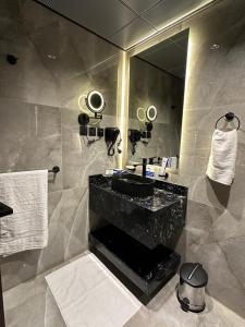 Ένα μπάνιο στο Jawel Crown Hotel Apartments- تاج الجوهرة للشقق الفندقية