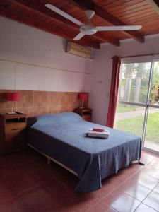 Babella 1 في Concordia: غرفة نوم بسرير ازرق ونافذة