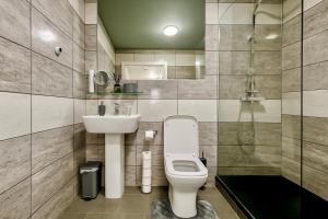 a bathroom with a toilet and a sink and a shower at Cinema Lounge 2Bed Leeds City Centre FREE Parking in Leeds