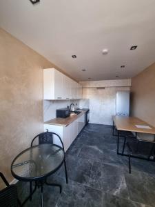 Η κουζίνα ή μικρή κουζίνα στο stary PGR rooms & hostel