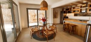 Kuchyň nebo kuchyňský kout v ubytování Veneterra Pool Villa, Koundouros, Kea