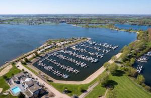 una vista aérea de un puerto deportivo con barcos en Cozy escape near Den Bosch - 4 PS chalet met veel privacy en rust!, en Lith