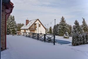 Το POCZĄTEK JUTRA domek & balia blisko Białegostoku τον χειμώνα