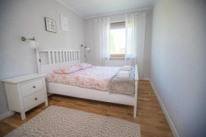 Ένα ή περισσότερα κρεβάτια σε δωμάτιο στο POCZĄTEK JUTRA domek & balia blisko Białegostoku