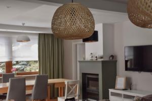 Μια τηλεόραση ή/και κέντρο ψυχαγωγίας στο POCZĄTEK JUTRA domek & balia blisko Białegostoku