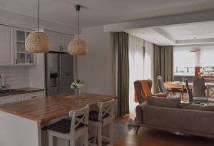 Η κουζίνα ή μικρή κουζίνα στο POCZĄTEK JUTRA domek & balia blisko Białegostoku