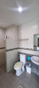 The Bedroom Kata Beach Phuket في شاطئ كاتا: حمام مع مرحاض ومغسلة