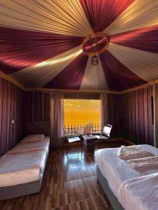En eller flere senge i et værelse på Wadi Rum Lana luxury camp + 51 billeder