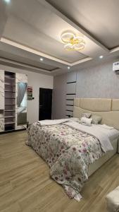 a bedroom with a large bed and a ceiling fan at Quantum Havens Apartment - Amsterdam in Akure +33 photos