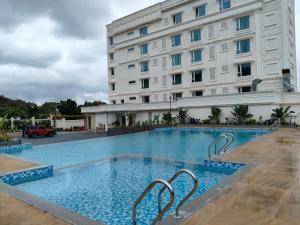 La alberca dentro o cerca de Captains Crown Hotels & Resorts