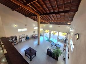 een woonkamer met een tafel bij Canto do Atlântico in Ilha Comprida