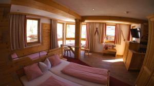 sypialnia z dużym łóżkiem w pokoju w obiekcie Hotel Schweizerhof w mieście Oberau