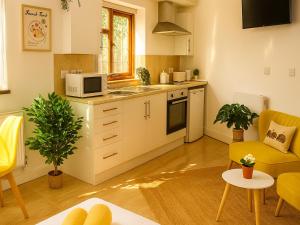 Kuchyň nebo kuchyňský kout v ubytování Boutique-Style Studio Near BHX Airport & NEC