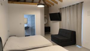 een slaapkamer met een bed en een stoel bij צמרת נופש in Rewaya