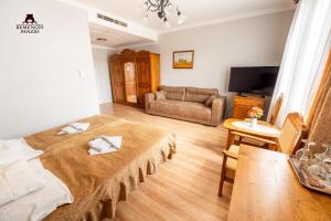 Una televisión o centro de entretenimiento en Kemencés Csárda és Panzió