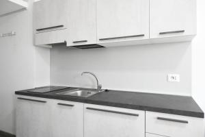 Kuchyň nebo kuchyňský kout v ubytování F007 - Fano, monolocale fronte mare in residence con piscina