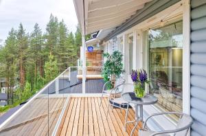 En balkon eller terrasse på Lomahuoneisto Ukonpuoti 15-16