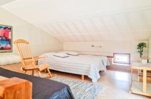 En eller flere senge i et værelse på Lomahuoneisto Ukonpuoti 15-16 + 13 billeder