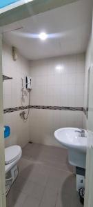 The Bedroom Kata Beach Phuket في شاطئ كاتا: حمام مع حوض ومرحاض