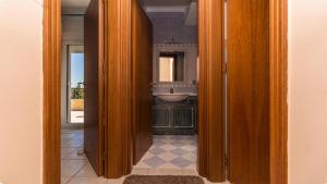 Ένα μπάνιο στο Xenius Zeus Sea View Maisonette in Glarokamvos I