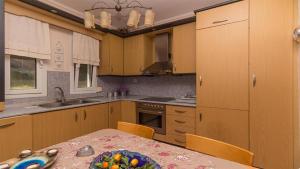 Η κουζίνα ή μικρή κουζίνα στο Xenius Zeus Sea View Maisonette in Glarokamvos I +12 φωτογραφίες