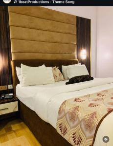 Ένα ή περισσότερα κρεβάτια σε δωμάτιο στο De Baylux Hotel and Suites, Lekki, Lagos