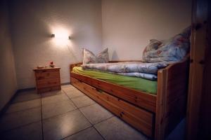 Una cama o camas en una habitación de Gemütliches Ferienhaus für bis zu 4 Personen-Urlaub machen, wo der Weihnachtsmann zu Hause ist