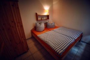 Una cama o camas en una habitación de Gemütliches Ferienhaus für bis zu 4 Personen-Urlaub machen, wo der Weihnachtsmann zu Hause ist 14 fotos más