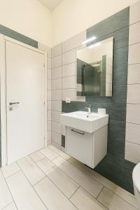 un bagno con lavandino e specchio di Room Raffinata Stile e Comfort a Salerno