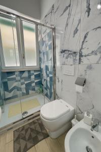 un bagno con wc, doccia e lavandino di Room Raffinata Stile e Comfort a Salerno