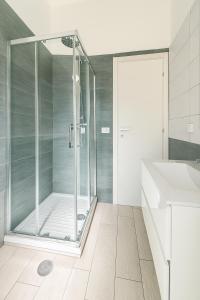 una doccia con una porta in vetro in un bagno di Room Raffinata Stile e Comfort a Salerno