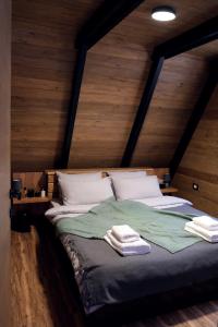 a bed with two towels on top of it at Là Guesthouses in ‘Aynţūrah +37 photos