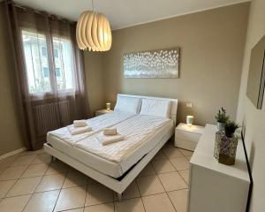 巴多利诺Grace House的卧室里有一张床，床上放着两条毛巾。