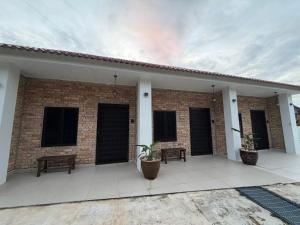 PakaKak Pah Roomstay Paka的砖砌的建筑,上面有黑色百叶窗