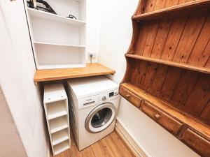 małą pralnię z pralką i suszarką w obiekcie Coastal 3-Bed Flat near Lowestoft Beach w mieście Lowestoft +13 zdjęć