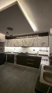 アクールにあるQuantum Havens Apartment - DUBAIのシンクとカウンタートップのあるキッチン