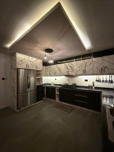 アクールにあるQuantum Havens Apartment - DUBAIの広いキッチン(ステンレス製の冷蔵庫付) +58枚の写真